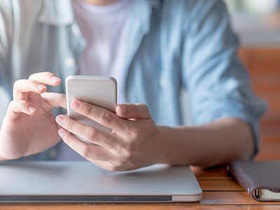 スマホを触っている人の写真